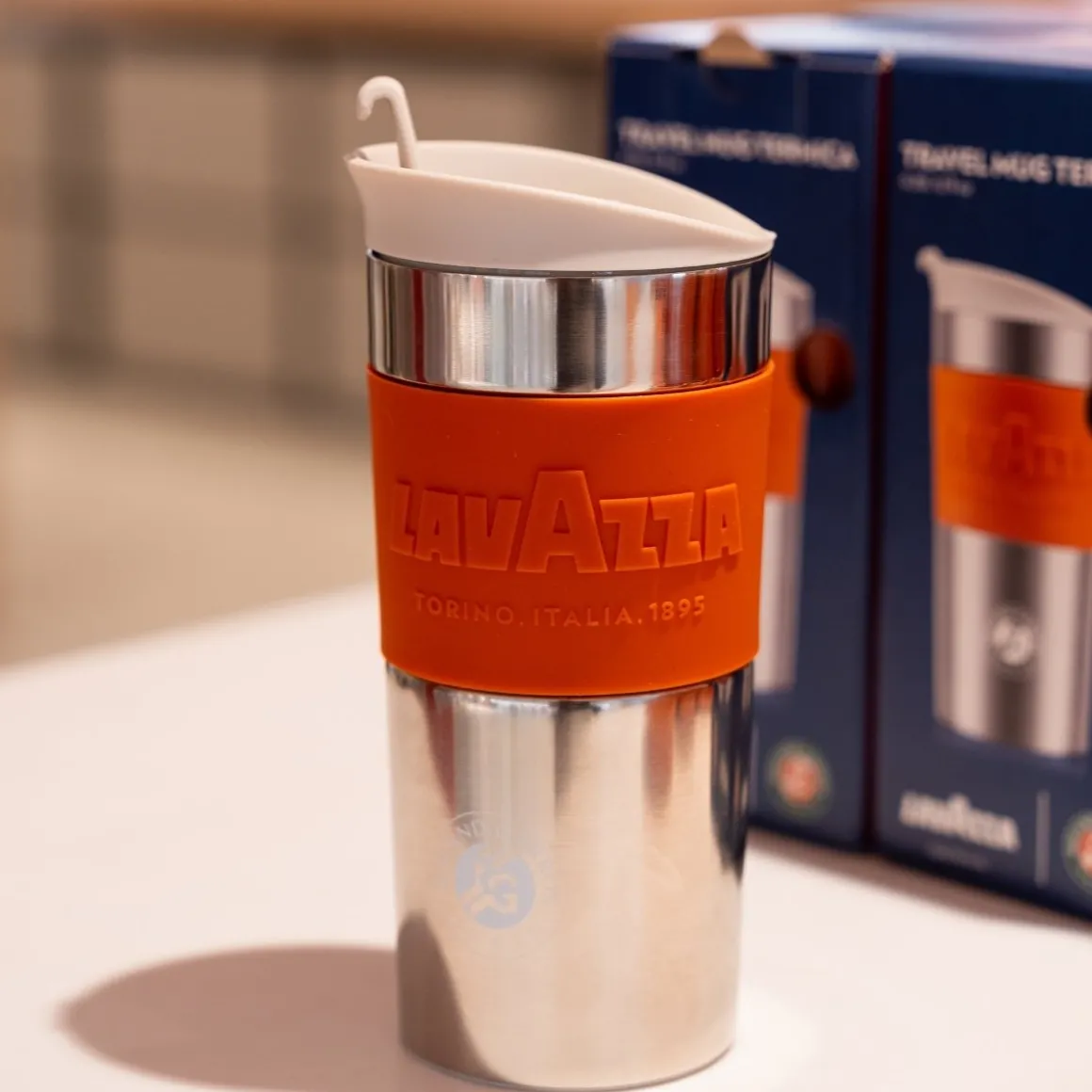 Roland-Garros Mugs & Gourdes-Mug de voyage Lavazza x - Terre battue & Blanc