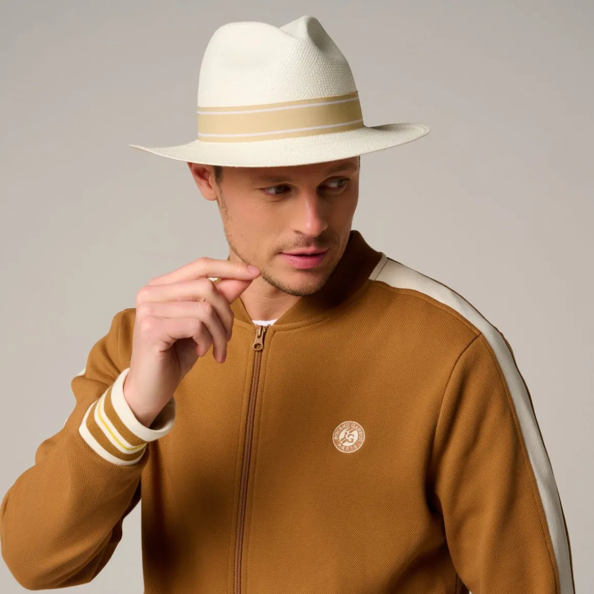 panama_vritable_ruban_ray_rolandgarros__ivoire_et_beige_2.webp Roland-Garros Casquettes & Chapeaux | Casquettes & Chapeaux-Panama véritable ruban rayé - Ivoire et beige