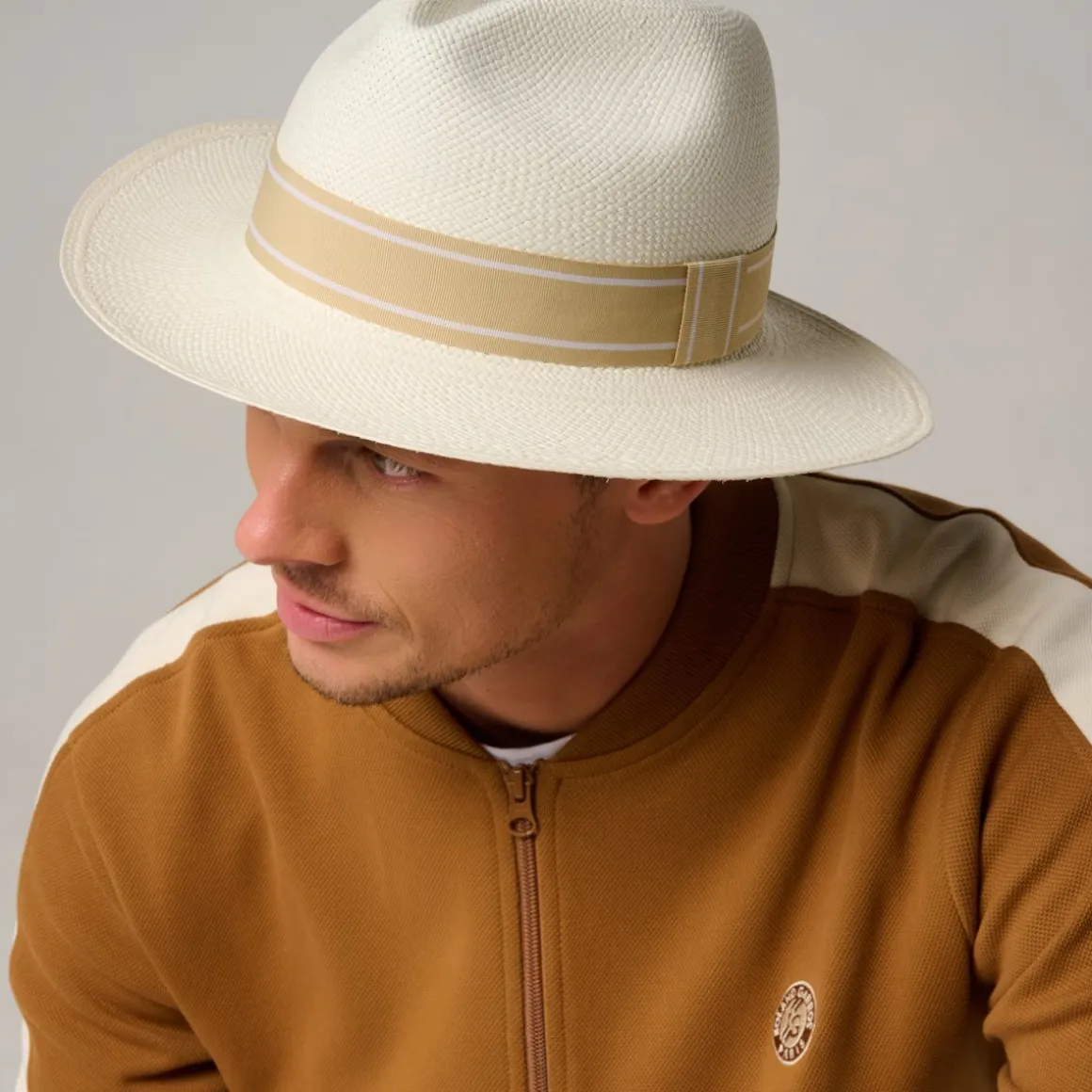 panama_vritable_ruban_ray_rolandgarros__ivoire_et_beige_4.webp Roland-Garros Casquettes & Chapeaux | Casquettes & Chapeaux-Panama véritable ruban rayé - Ivoire et beige