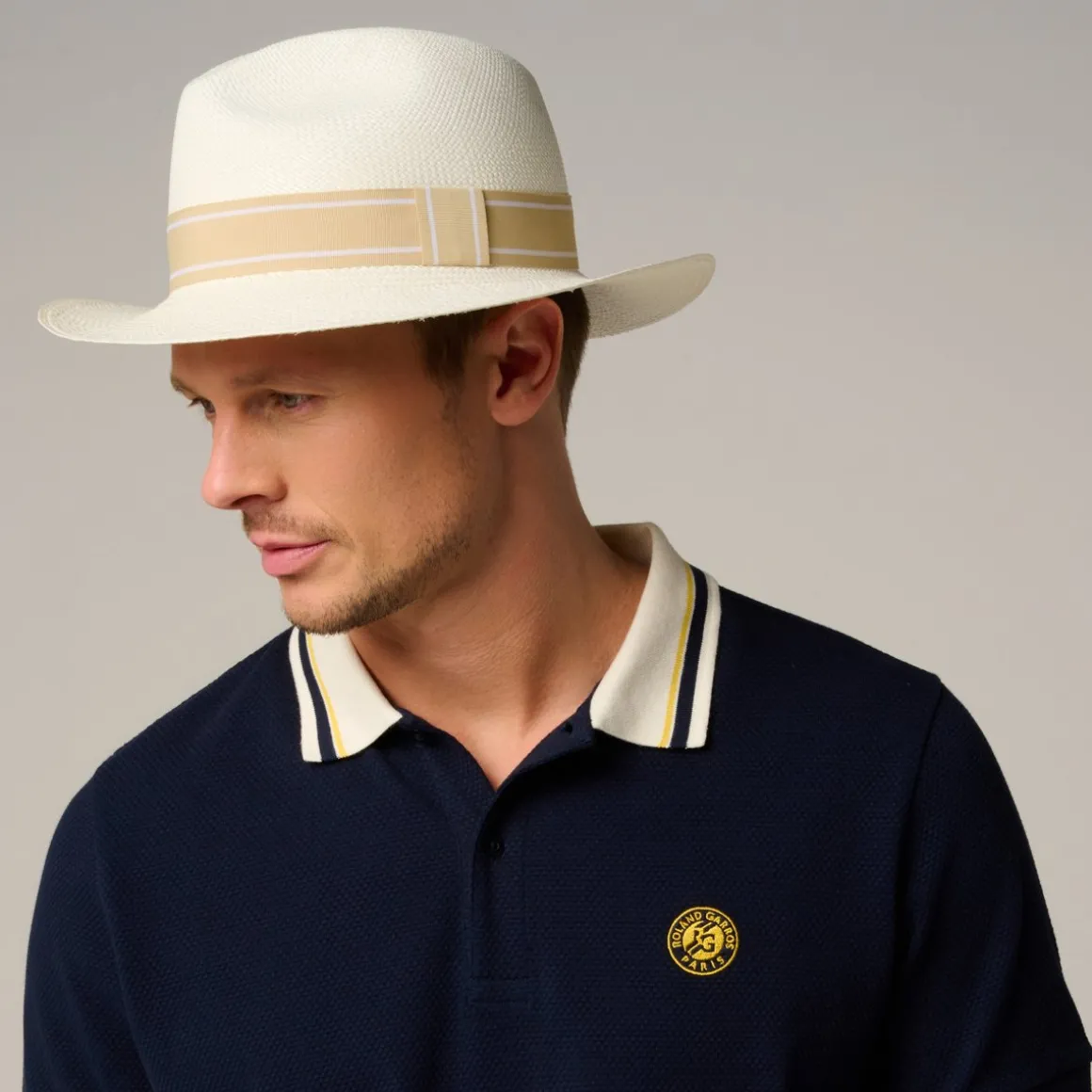 panama_vritable_ruban_ray_rolandgarros__ivoire_et_beige_5.webp Roland-Garros Casquettes & Chapeaux | Casquettes & Chapeaux-Panama véritable ruban rayé - Ivoire et beige