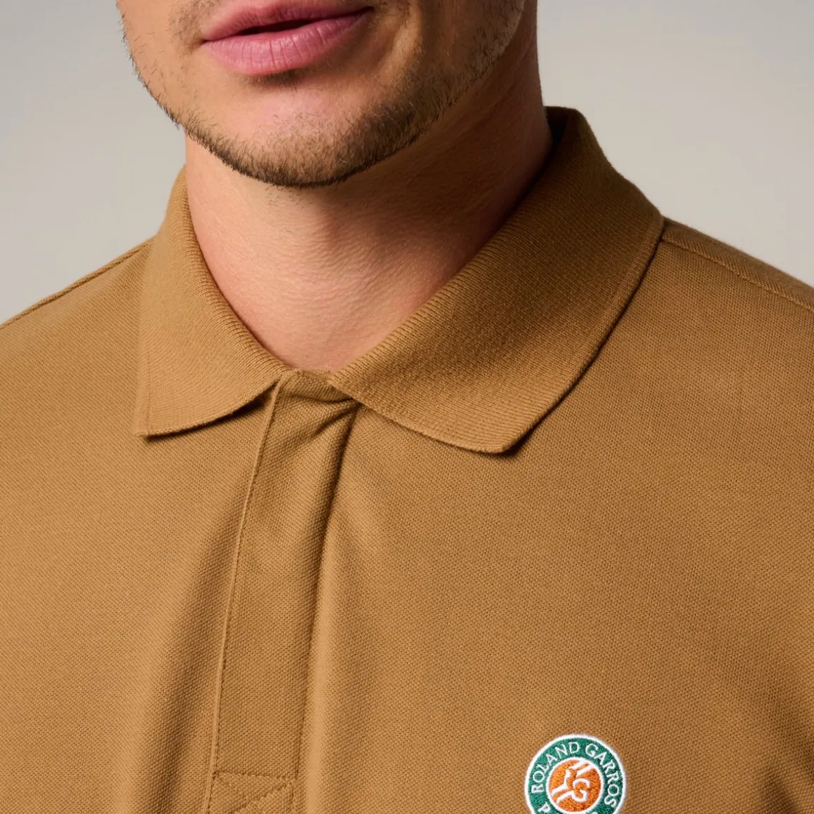 polo_original_homme_rolandgarros__mastic_1.webp Roland-Garros Polos-Polo Original homme - Mastic