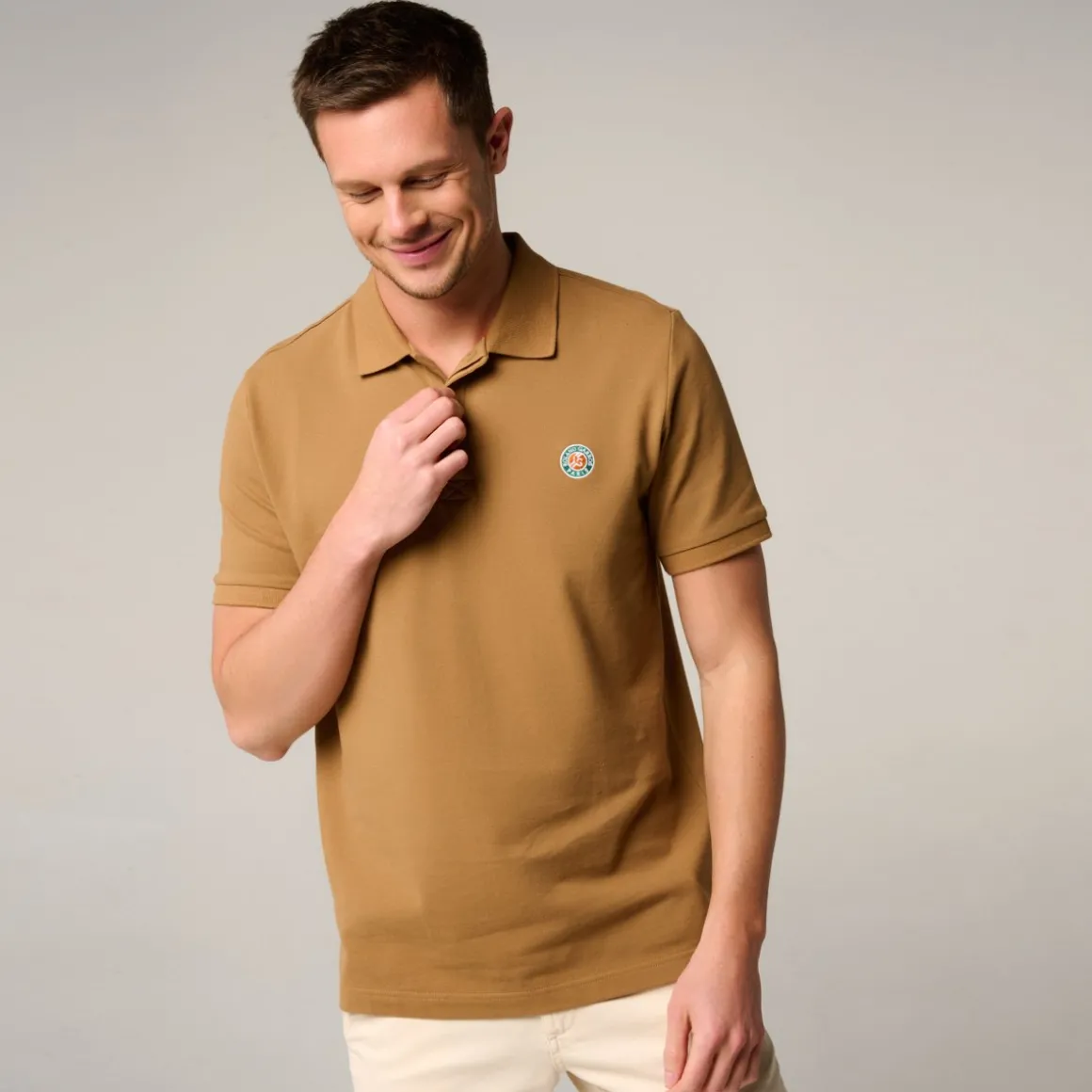 polo_original_homme_rolandgarros__mastic_4.webp Roland-Garros Polos-Polo Original homme - Mastic