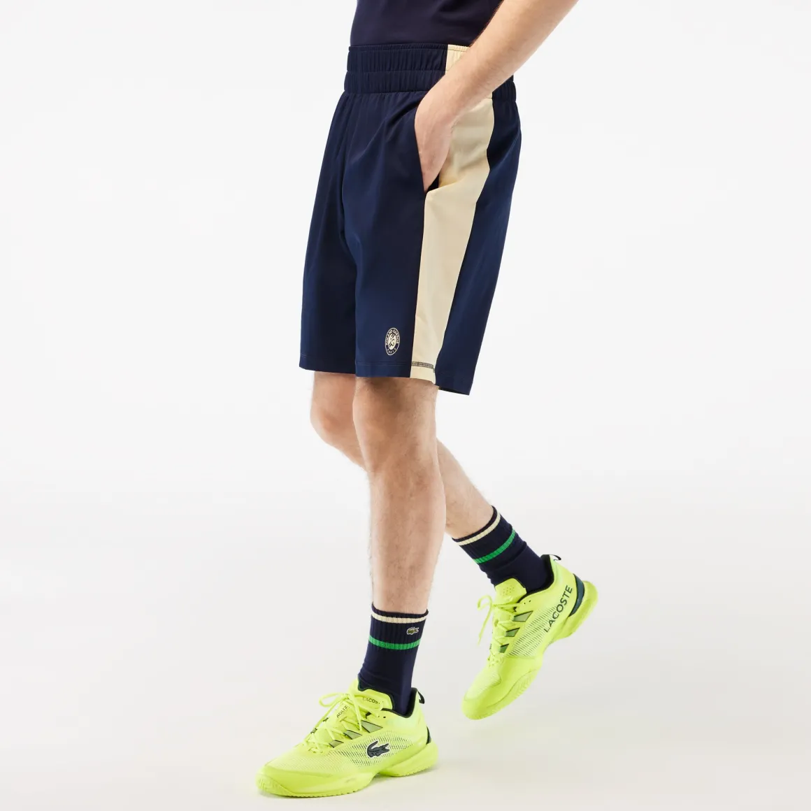 short_homme_ramasseur_de_balles_lacoste_pour_roland_garros__marine_beige_2.webp Roland-Garros Tenues De Ramasseurs De Balles | Tenues De Tennis Hommes-Short Homme Ramasseur de balles Lacoste pour Roland Garros - Marine Beige