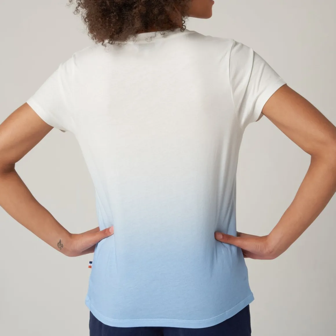 tshirt_ecru_femme_tie_and_dye_rolandgarros__bleu_clair_4.webp Roland-Garros T Shirts & Débardeurs-T-shirt ecru femme tie and dye - bleu clair