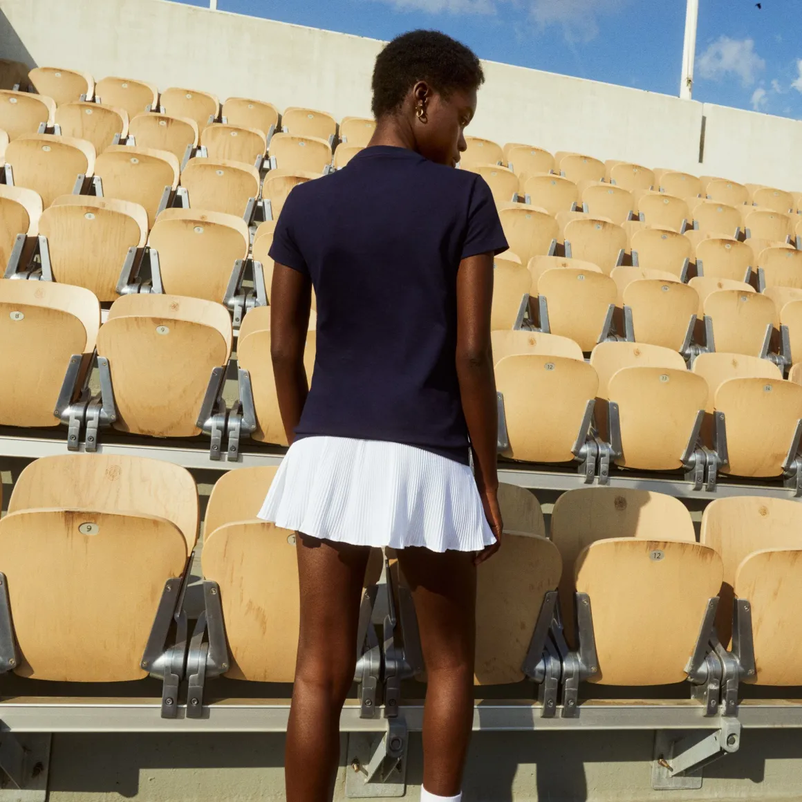 tshirt_femme_lacoste_pour_rolandgarros__marine_2.webp Roland-Garros T Shirts & Débardeurs-T-shirt femme Lacoste pour - Marine