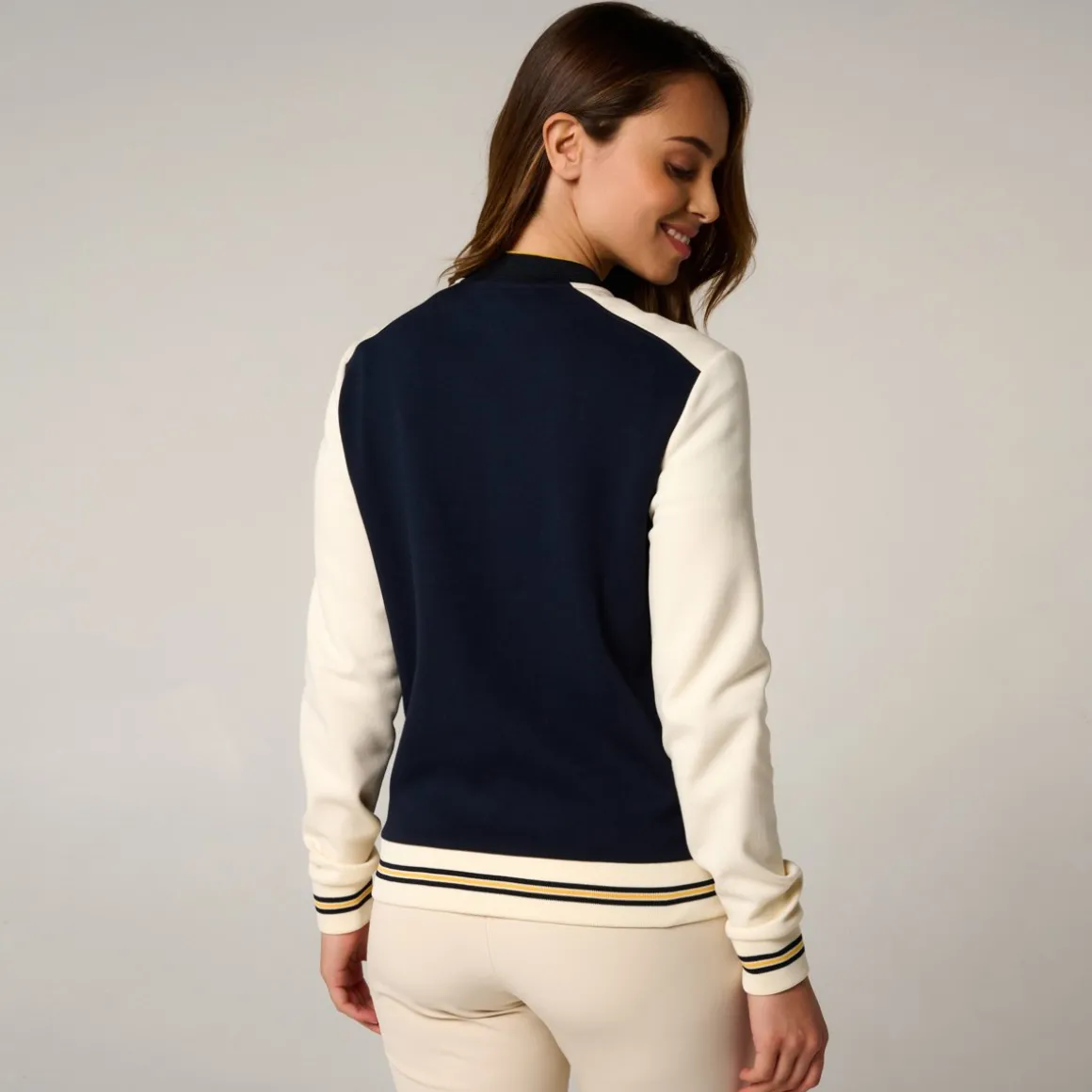 veste_heritage_femme_rolandgarros__marine_et_ecru_3.webp Roland-Garros Vestes-Veste Heritage femme - Marine et Ecru